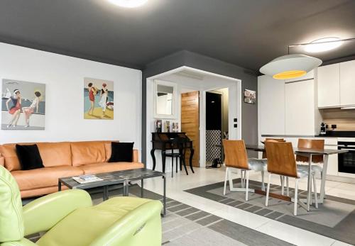 un salon avec un canapé et une table dans l'établissement Petit Palace vue sur Imperial, à Annecy