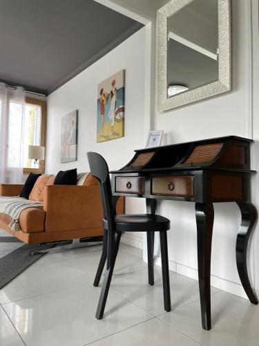 - un piano dans le salon avec un lit et un miroir dans l'établissement Petit Palace vue sur Imperial, à Annecy