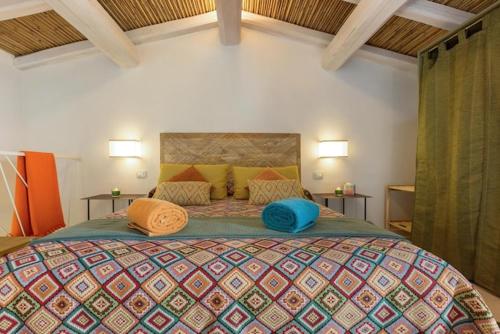 ein Schlafzimmer mit einem großen Bett mit Kissen darauf in der Unterkunft Corte del Parco in Muro Leccese