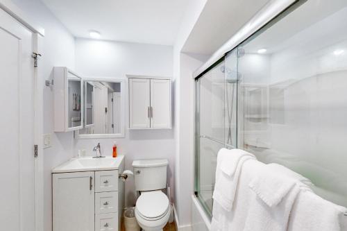 uma casa de banho branca com um WC e um chuveiro em Mill Run 2A - The Birdhouse em Quechee