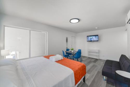 a bedroom with a bed and a table with chairs at Beachfront Getaway Studio with Parking - M21 in Hollywood
