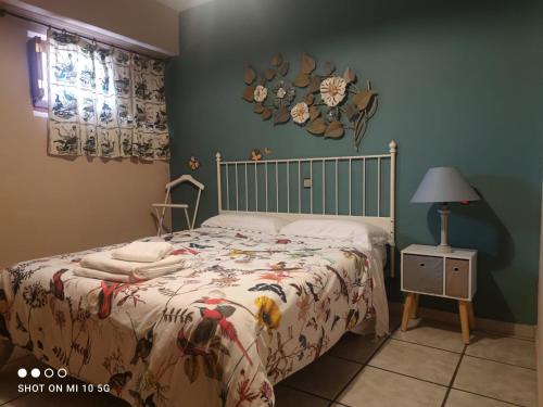 1 dormitorio con 1 cama y 1 mesa con lámpara en Apartamento Turistico Luar 1, en El Rasillo