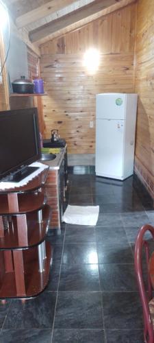 cocina con nevera blanca y encimera en Cabaña Tamanduá en Puerto Iguazú