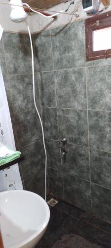 baño con aseo con un cable en la pared en Cabaña Tamanduá en Puerto Iguazú