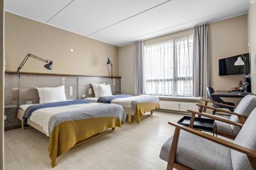 Habitación de hotel con 2 camas y sofá en Best Western Royal Holstebro en Holstebro
