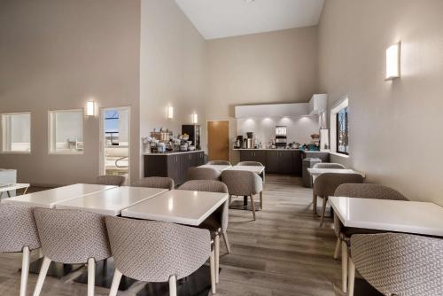 Ein Wartezimmer mit Tischen, Stühlen und einem Tresen in der Unterkunft SureStay Hotel by Best Western Grants in Grants