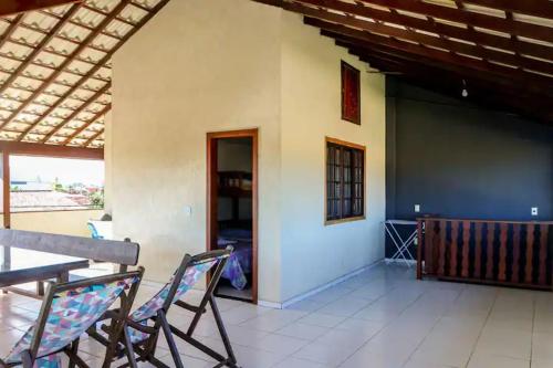 un patio con sillas, una mesa y un edificio en Casa Grande em Cabo Frio, en Cabo Frío