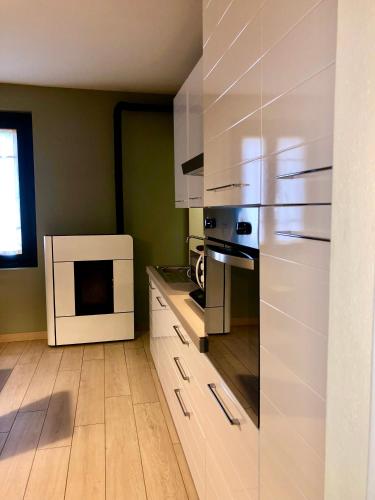 a kitchen with a refrigerator and a microwave at Pizzighettone Residenza La Corte in Pizzighettone