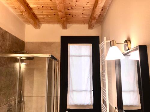 a bathroom with a shower and a window at Pizzighettone Residenza La Corte in Pizzighettone