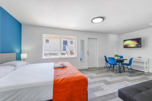 a bedroom with a bed and a table and chairs at Peaceful Studio by the Beach with Parking - M25 in Hollywood