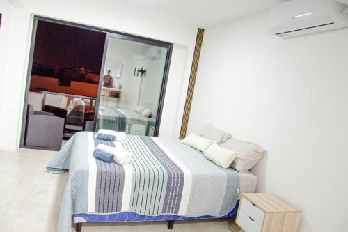 1 dormitorio con 1 cama con manta a rayas en Hermoso Departamento en Salta Capital (4B) en Salta