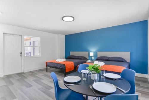 Ένα ή περισσότερα κρεβάτια σε δωμάτιο στο Spacious Oceanfront Studio with pool access - M27