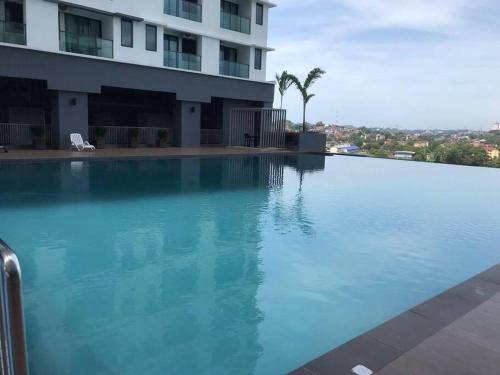 una gran piscina frente a un edificio en LA VISTA BANGI Homestay en Bangi