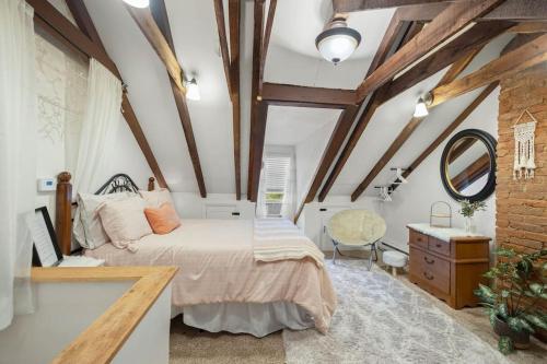 1 dormitorio con cama, tocador y espejo en Rare City Home w/ Backyard Fire-pit & Hottub, en Lancaster