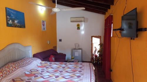 1 dormitorio con 1 cama y TV de pantalla plana en Hospedaje Luque, en Luque