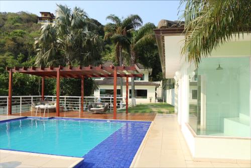 ein Swimmingpool im Hinterhof eines Hauses in der Unterkunft Casa Maravilhosa na Ferradura in Búzios