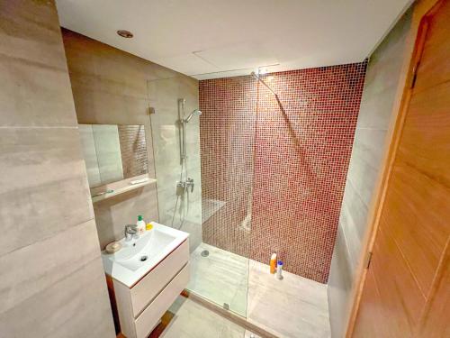 bagno con doccia, lavandino e doccia di Appartement Haut standing beach front à Mansouria, Mohammedia a Minaret de Mansuria