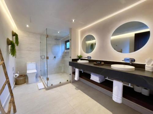 图卢姆Jungle-chic luxurious Tulum home的带两个水槽和淋浴的浴室