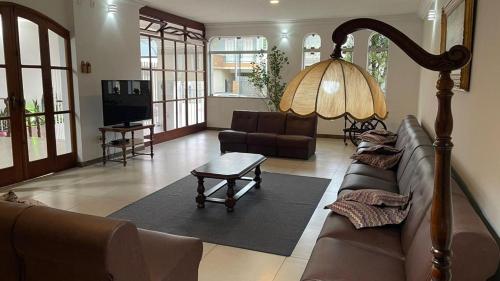 - un salon avec un canapé et une table dans l'établissement Hotel Regência, à São Lourenço
