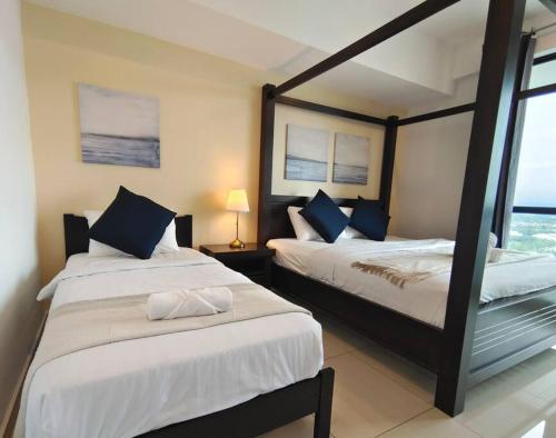 um quarto com 2 camas e uma grande janela em 【NEW】Cozy&Warm Studio@Juru Sentral Icon City em Bukit Mertajam