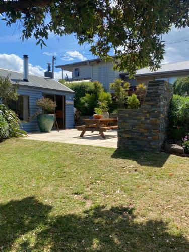 a backyard with a picnic table and a house at Beach Buoy Opossum Bay in South Arm