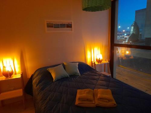 1 dormitorio con 1 cama con 2 toallas en alMAR alquiler temporario, 2 departamentos de 2 ambientes frente al mar y al Museo MAR en Mar del Plata