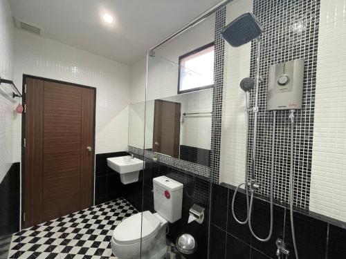 y baño con aseo, ducha y lavamanos. en Dark Sugar Resort, en Ban Bo Thong