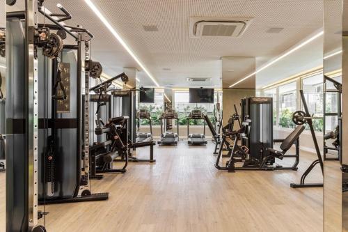 a fitness room with treadmills and tread machines at Patio Milano Apartamentos completos em condominio incrivel com food hall in Florianópolis