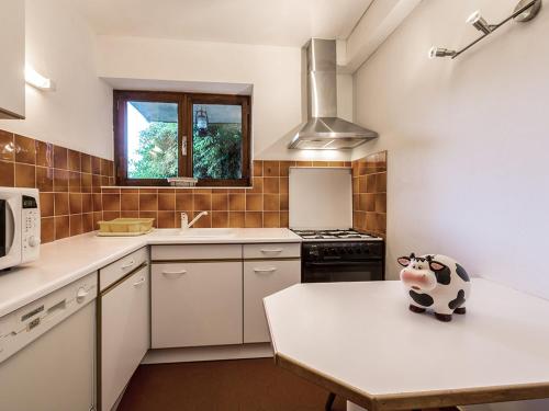 Appartement La Clusaz, 2 pièces, 4 personnes - FR-1-437-5にあるキッチンまたは簡易キッチン