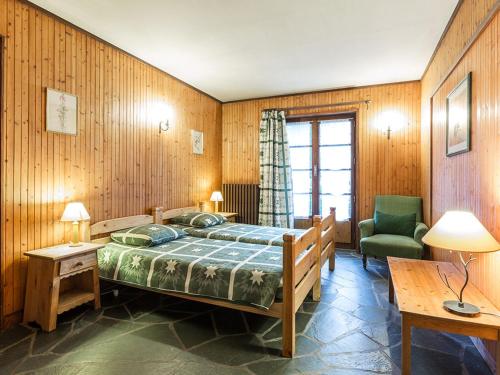 ラ・クリュサにあるAppartement La Clusaz, 2 pièces, 4 personnes - FR-1-437-5のベッドルーム1室(ベッド1台、緑の椅子付)