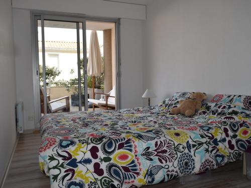 une chambre avec un lit avec un ours en peluche dessus dans l'établissement Appartement avec Terrasse à 50m de la Plage des Sables-d'Olonne - FR-1-197-429, à Les Sables-dʼOlonne