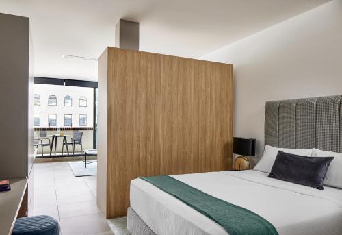 Punthill Parramatta في سيدني: غرفة نوم بسرير كبير مع اللوح الخشبي
