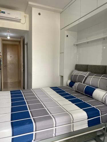 Postel nebo postele na pokoji v ubytování Deli Junli at Tokyo Riverside Apartemen PIK 2, Sewa Mingguan & Bulanan
