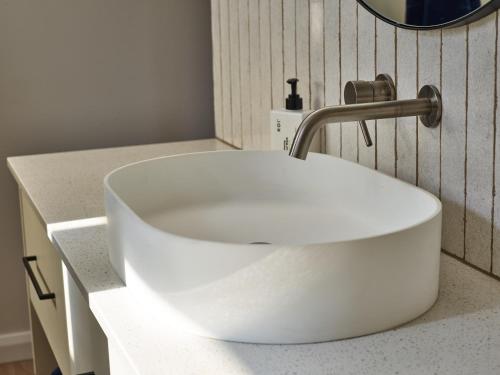 lavabo blanco con grifo en la encimera en Glenbosch Wine Estate Farm Stays, en Beechworth