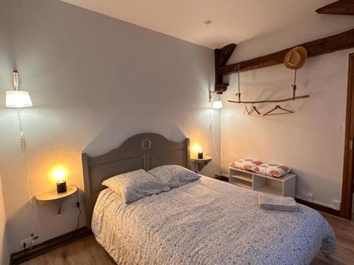 une chambre avec un grand lit et deux lampes dans l'établissement Gîte de charme à Artenay : 5 chambres, jardin clos, proche Orléans et Paris, idéal familles et amis - FR-1-590-269, à Artenay