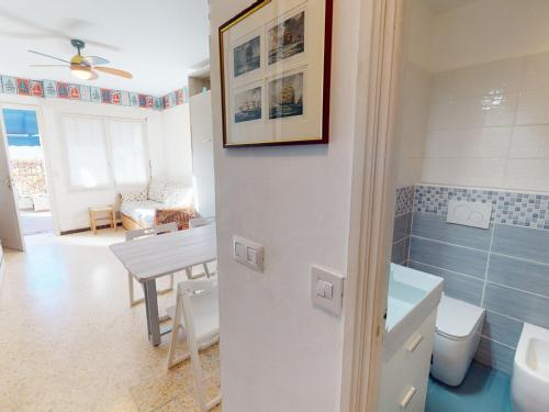 een badkamer met een wastafel, een toilet en een tafel bij Studio Menton, 1 pièce, 3 personnes - FR-1-196-319 in Menton