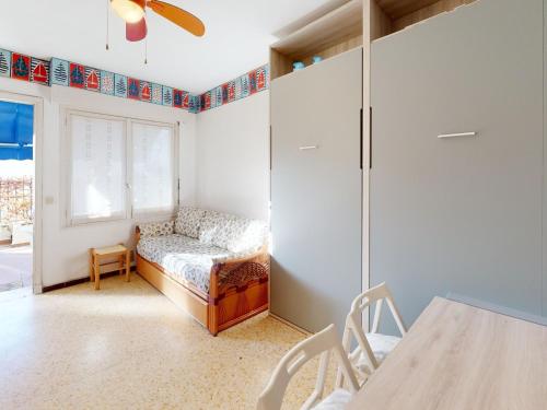 une chambre avec un lit, une table et une fenêtre dans l'établissement Studio plaisant avec grande terrasse ensoleillée près du centre et des plages - FR-1-196-319, à Menton