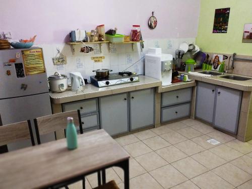cocina con armarios azules y encimera en 3 Little Birds Home, 100meter to JonkerWalk, en Melaka