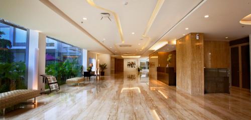 un vestíbulo de oficina con suelo de madera dura y techo en Yasmin Hotel Karawaci, en Tangerang