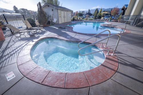 una gran piscina con un círculo de madera alrededor en Blue Lake Casino and Hotel, en Blue Lake