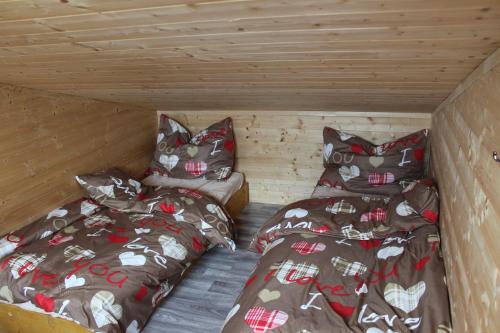 twee bedden in de hoek van een kamer bij Chatka Pod Bukovkou in Červená Voda