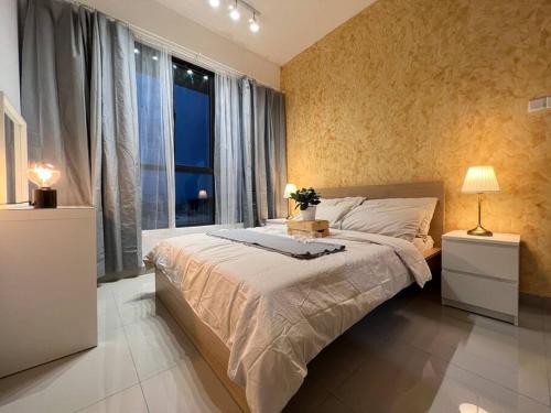 Un dormitorio con una cama grande y una ventana en [3BR, 5px] Lavile @ Sunway Velocity Mall, en Kuala Lumpur