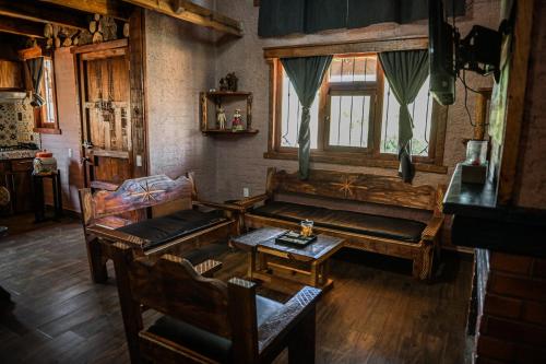 sala de estar con sofá y mesa en Cabaña Amanecer en Mazamitla