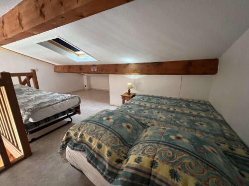 Posteľ alebo postele v izbe v ubytovaní Appartement T2 Mezzanine, 6 personnes, proche plage, parking, Valras-Plage - FR-1-701-39