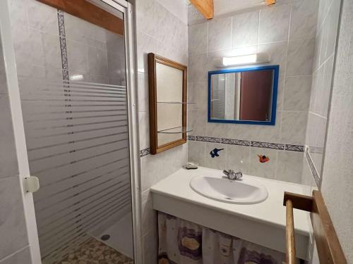 Kúpeľňa v ubytovaní Appartement T2 Mezzanine, 6 personnes, proche plage, parking, Valras-Plage - FR-1-701-39