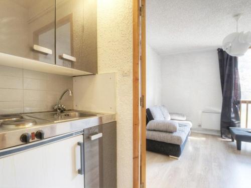une cuisine avec un évier et un canapé dans une chambre dans l'établissement Studio à Serre-Chevalier avec Parking, Wifi et Local à Ski - FR-1-330E-65, à Serre Chevalier
