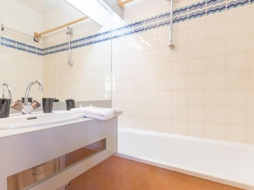 a bathroom with a sink and a bath tub at Appartement Saint-Chaffrey , 1 pièce, 4 personnes - FR-1-330E-49 in Serre Chevalier