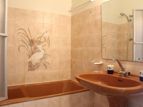 uma casa de banho com um lavatório de cobre e uma banheira em Appartement La Baule, 1 pièce, 4 personnes - FR-1-245-133 em La Baule