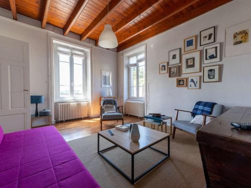 un salon avec un canapé et une table dans l'établissement Maison 3 étoiles avec WIFI proche plage et port à Ploumanac'h - FR-1-368-234, à Perros-Guirec