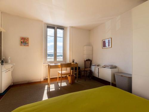 une chambre avec un lit, un bureau et une fenêtre dans l'établissement Maison 3 étoiles avec WIFI proche plage et port à Ploumanac'h - FR-1-368-234, à Perros-Guirec